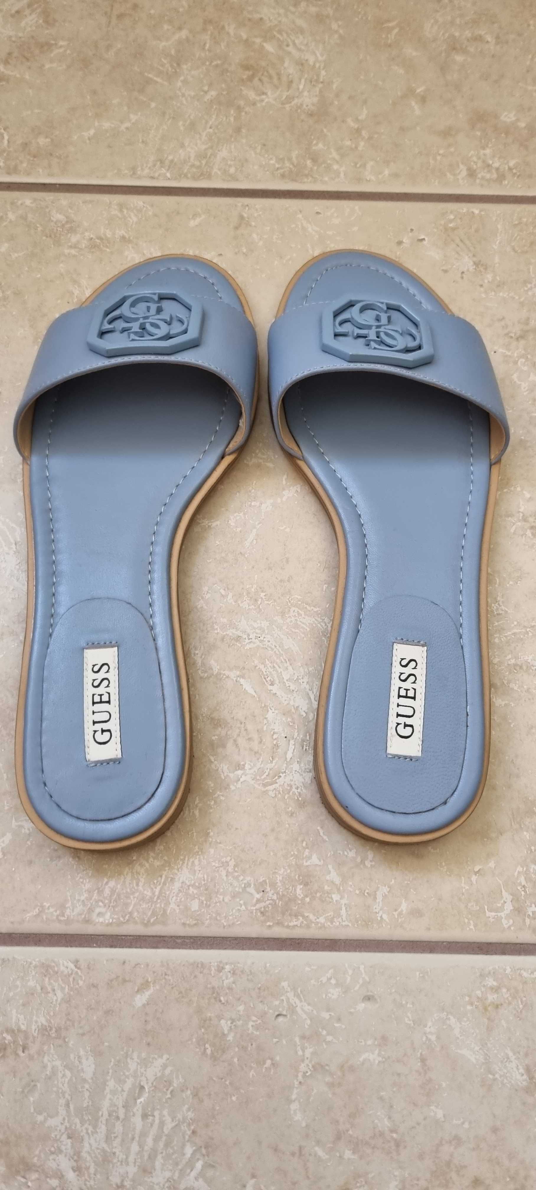 Vând saboți din piele, marca GUESS, culoarea bej și bleu, mărimea 39.