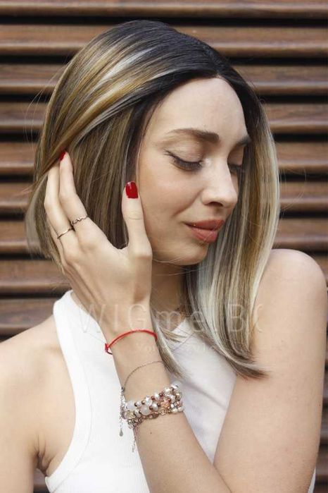 Късо каре с тъмни корени на руси кичури Рут