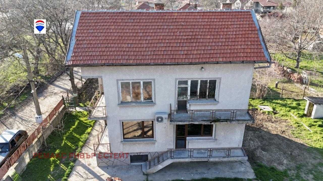 Фамилна къща за продажба в с. Щръклево