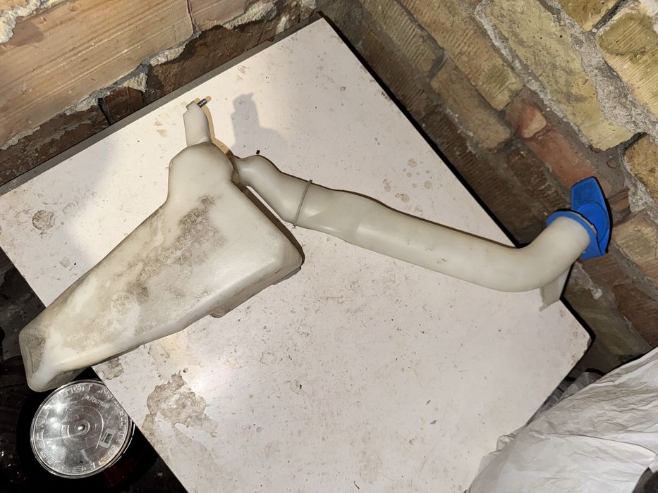 Казанче за течност за чистачки, шкода фабия 2002