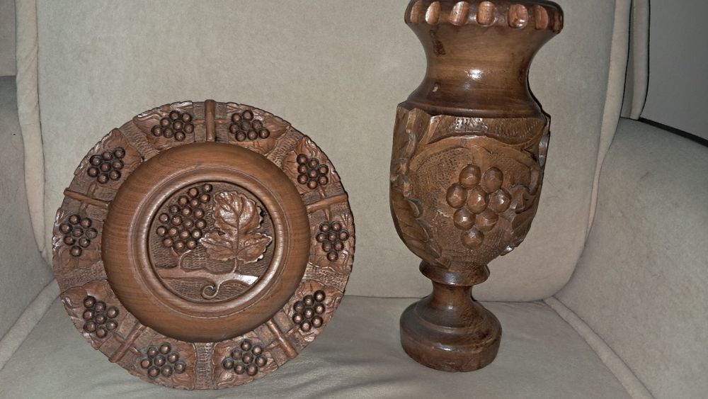 Farfurie si vaza din lemn sculptata cu vita de vie si struguri