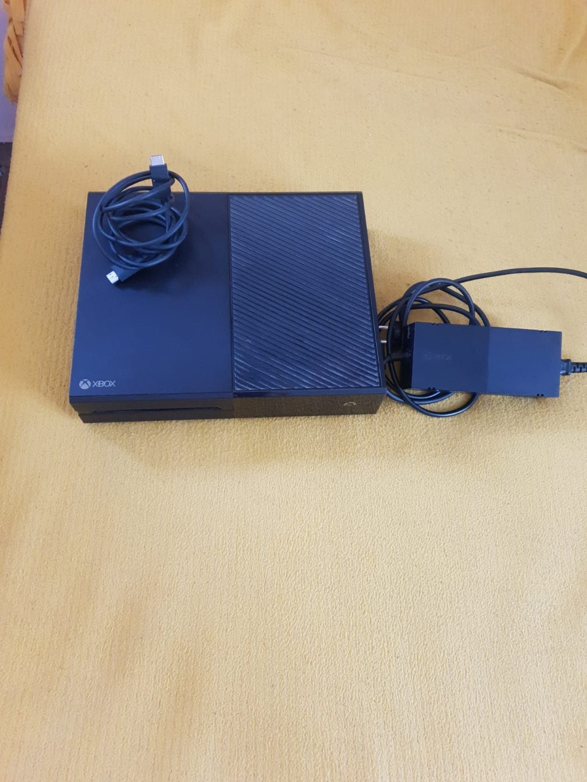 Vând Xbox One,1 Tb și 4 jocuri