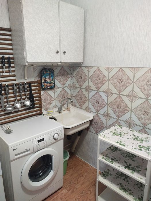 Приставка к раковине, табуреты.