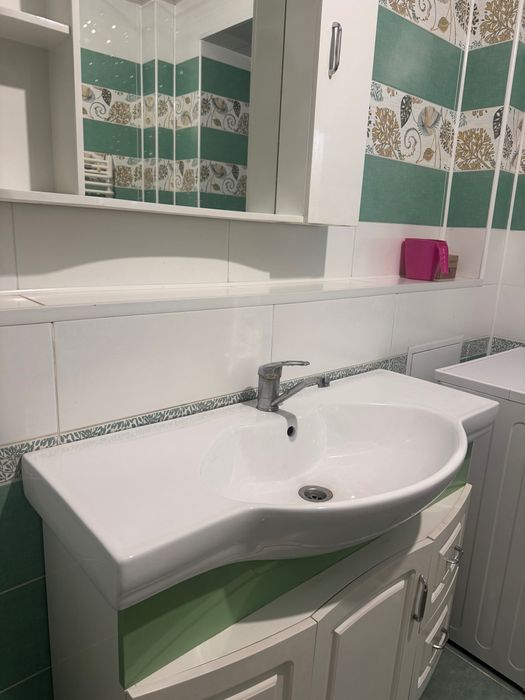 Раковина с тумбой и зеркалом