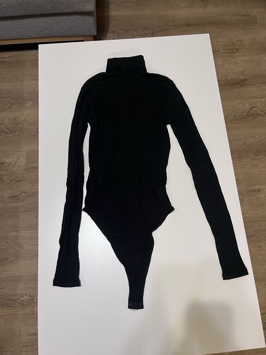 Боди черно и блузи с дълъг ръкав