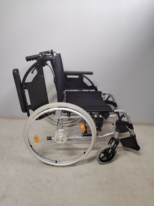 Carucior cu rotile/Fotoliu rulant  pentru persoane cu handicap.051