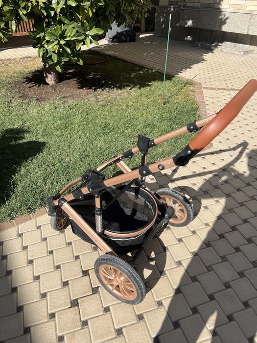 Коляска отличного качества в хорошем состоянии