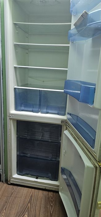 Продавам комбиниран хладилник Горения бял