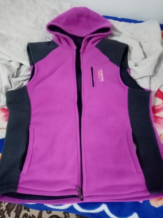 Продам женскую безрукавку размер 52 54