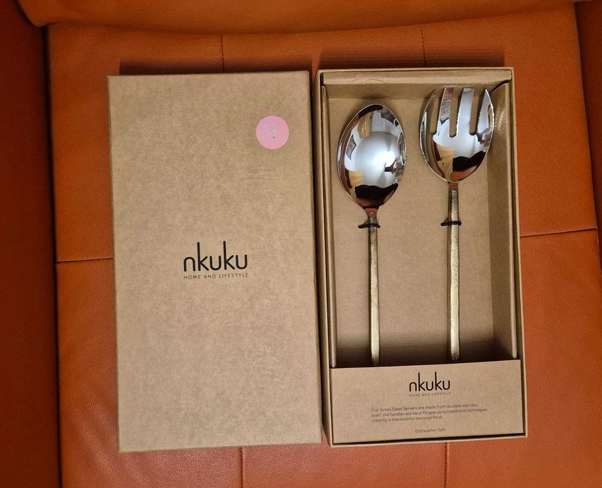 Vand set servire salata, marca Nkuku, cu model auriu, nou