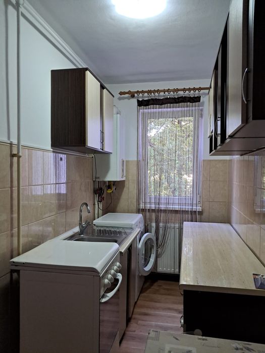 Dau în chirie apartament cu doua camere decomandate, în Dâmbu Pietros