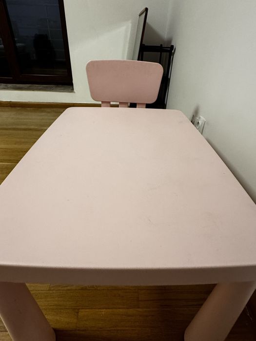 Masa si scaun din colectia Mammut, culoare roz, stare foarte buna.