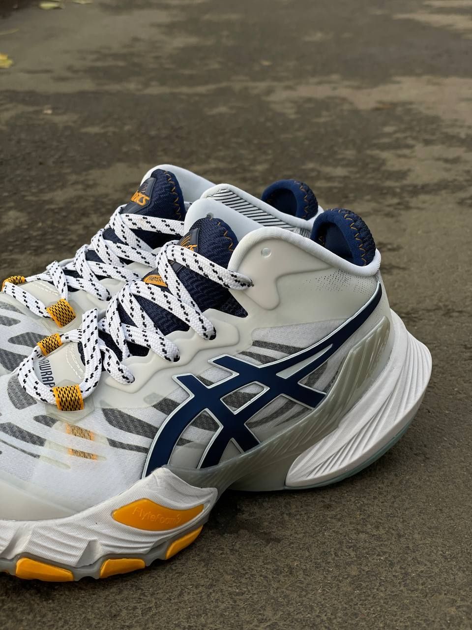 Волейбольные кроссовки ASICS