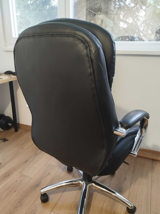 Президентски офис стол Carmen 6114 - черен