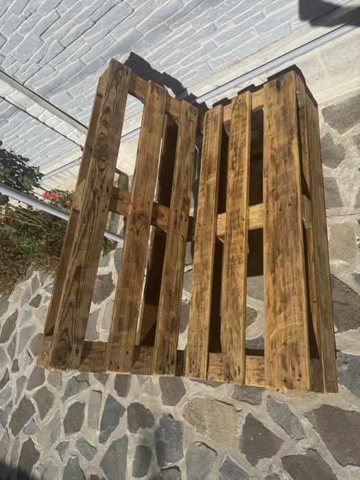 2 bancute si o masa  1700 lei negociabil mesaj in privat
