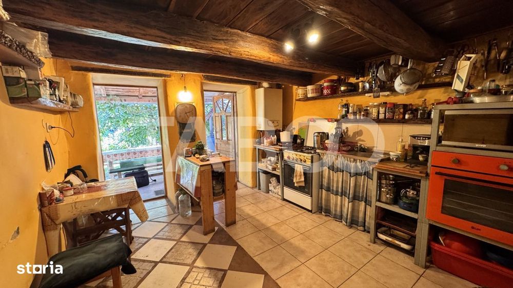 Casa de vanzare cu curte spatioasa loc relaxare si gradina Cornatel