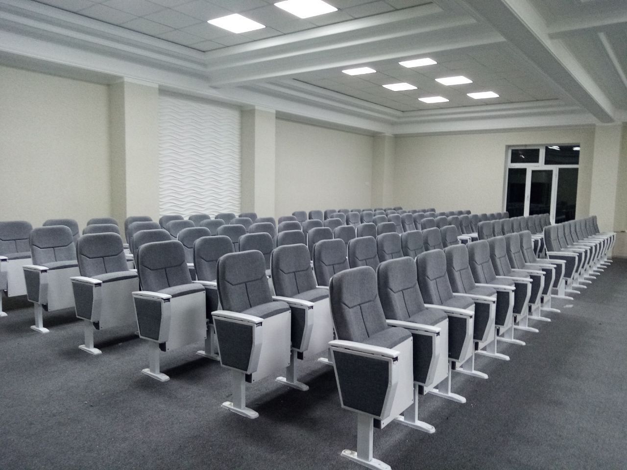 Театральный кресло для активного зала