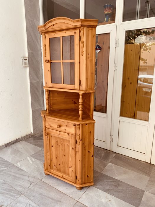 Витрина от естествено дърво-стил и уют в едно