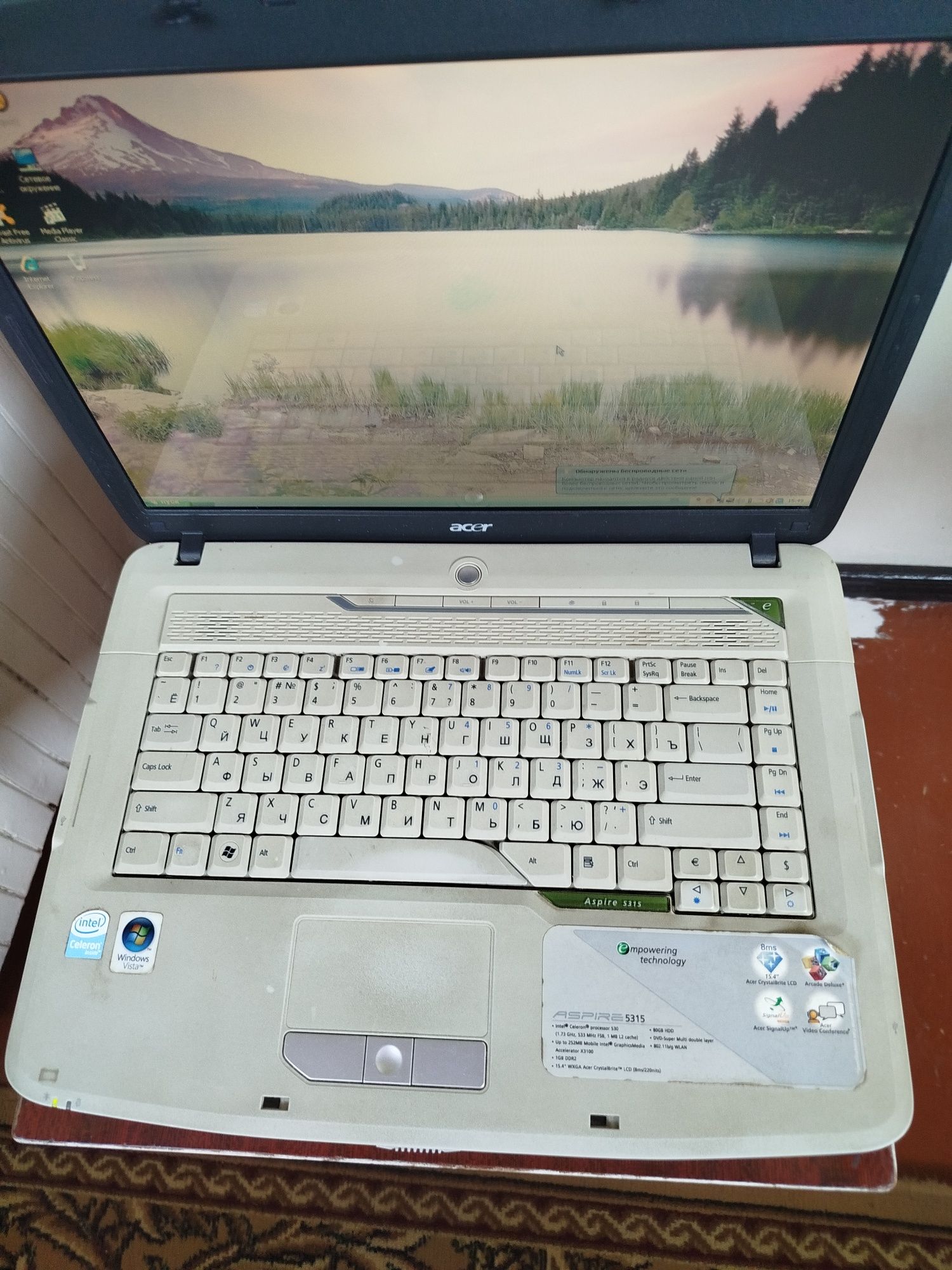 Ноутбук Acer с мышью