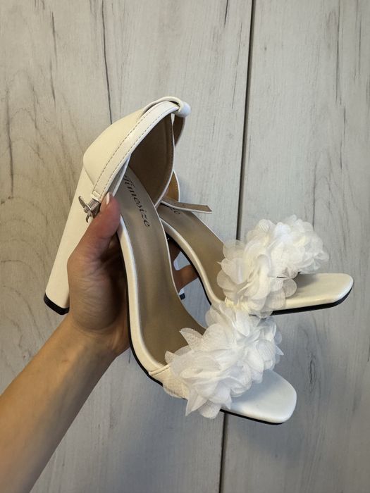 Бели токчета  нови