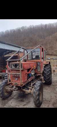 Vând tractor 651 forester
