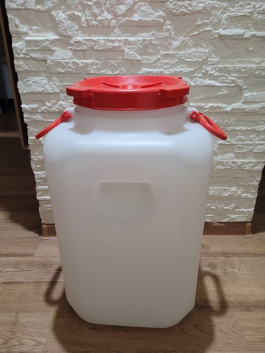 Продам бочку пластиковую