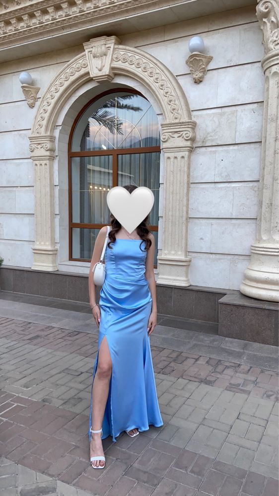 Шикарное платье нежно-голубого цвета