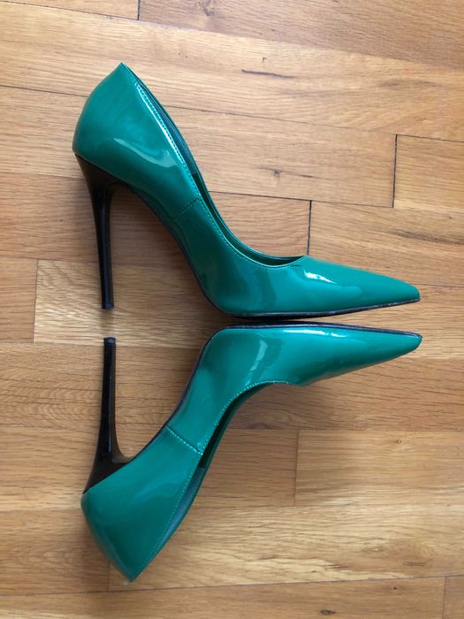 Зелени лачени обувки