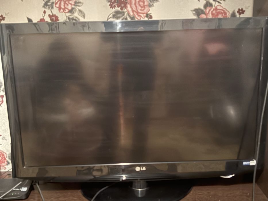 Телевизор LG, в хорошем состоянии.