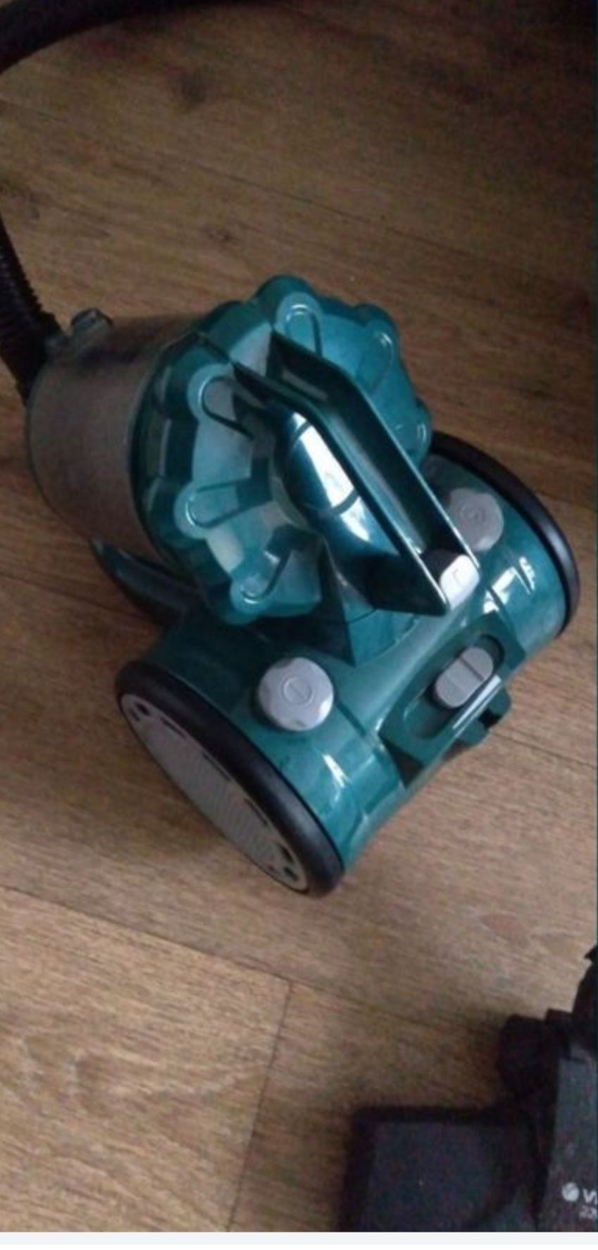 Продам пылесос vitek 8137. Пользлвался неделю и всё. Пишите