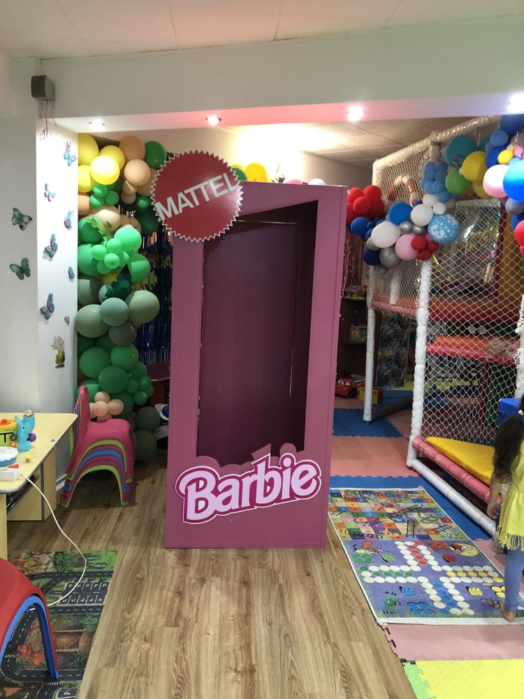 Cutie barbie stare impecabila  din plastic foarte usoara 10 kg merita