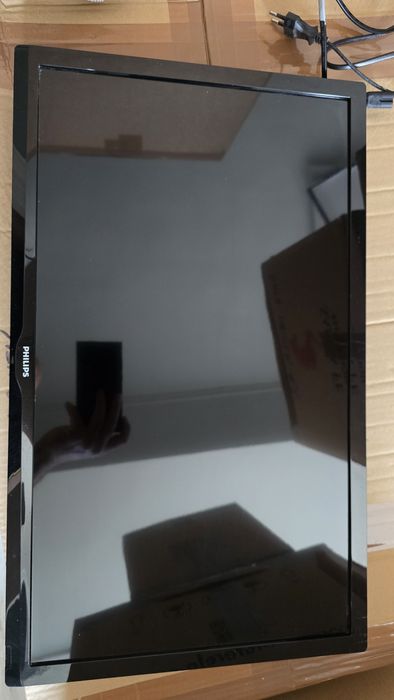 Телевизор Philips 24PHT4000/12 + стойка за стена