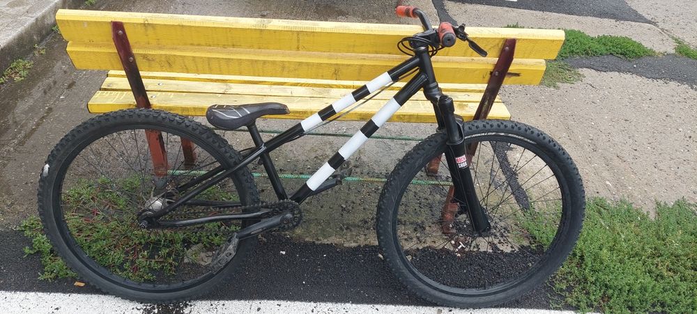 Bicicleta dirt Eastern Bikes cu roti de 26