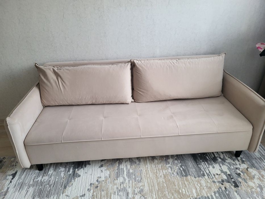 Продам диван светлый