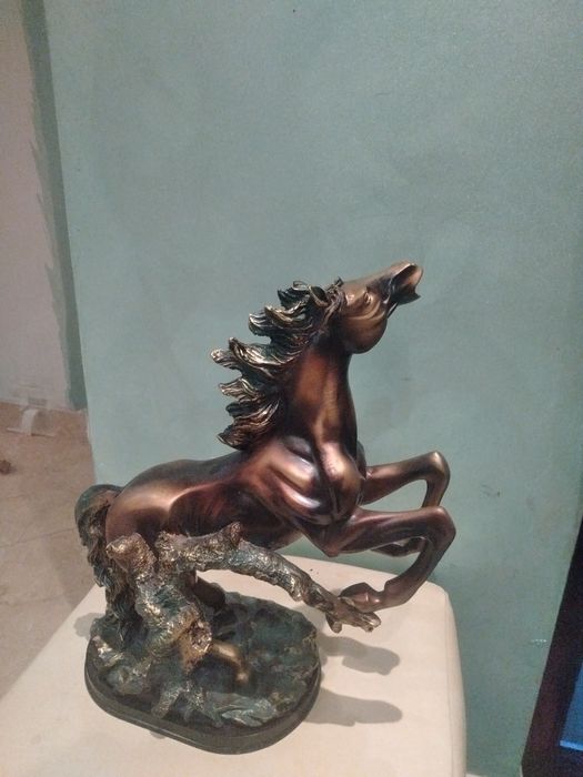 Сувенирна пластика мустанг