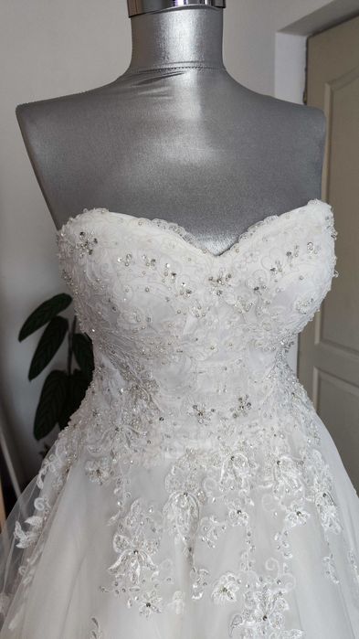 Vând rochie de mireasă cu trena