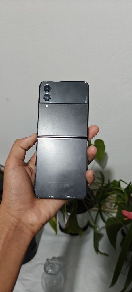 Samsung flip 4 полностю рабочи но еужно поменять экран