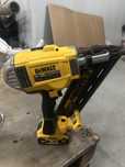 Pistol cuie DEWALT DCN692 50-90mm + baterie 5ah
