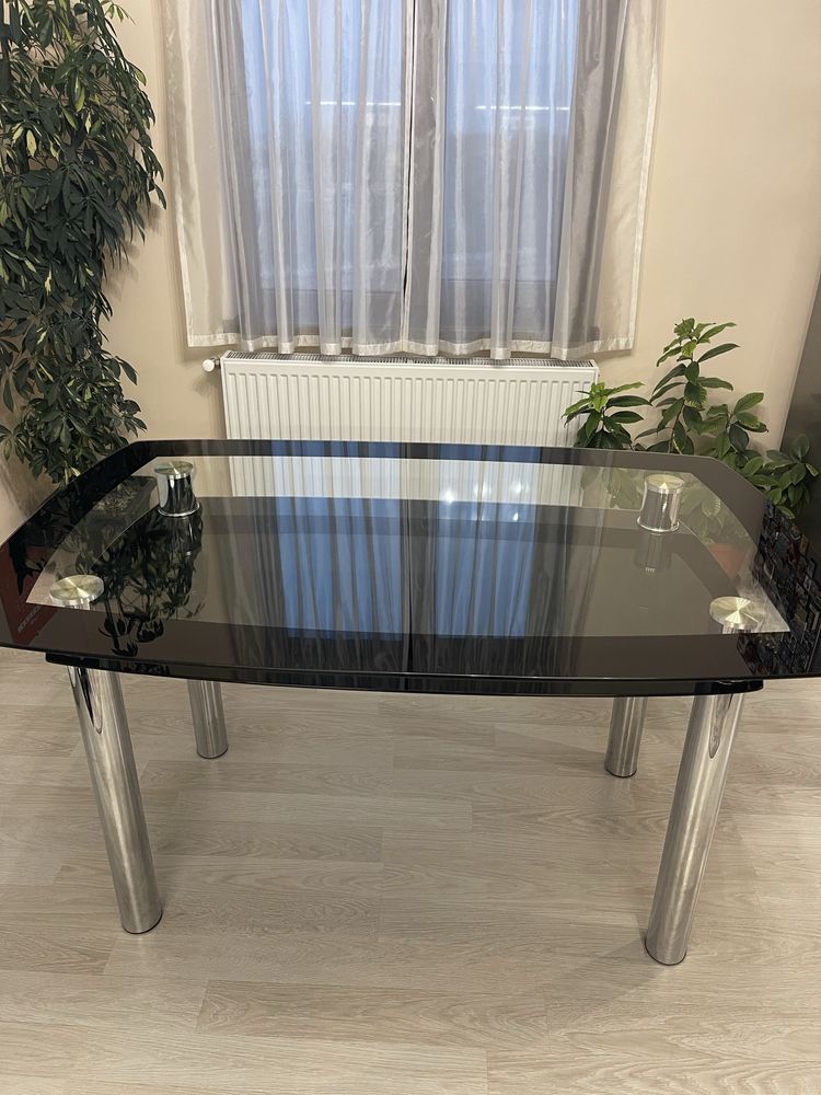 Стъклена кухненска маса