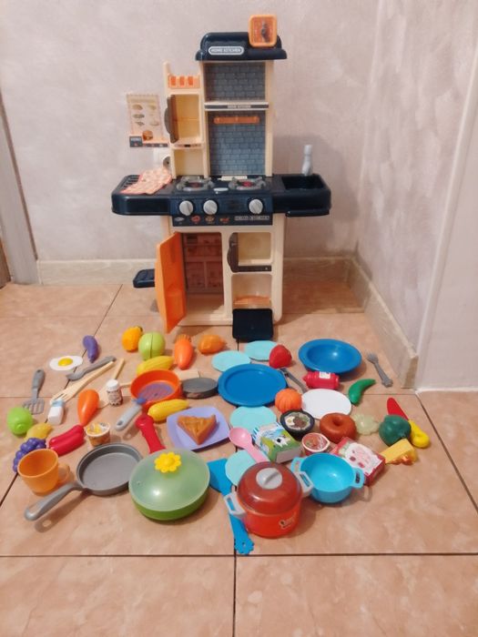 Детская игрушка кухня