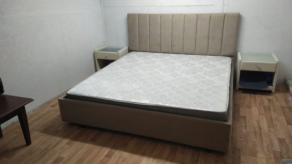Двуспальная кровать с матрасом