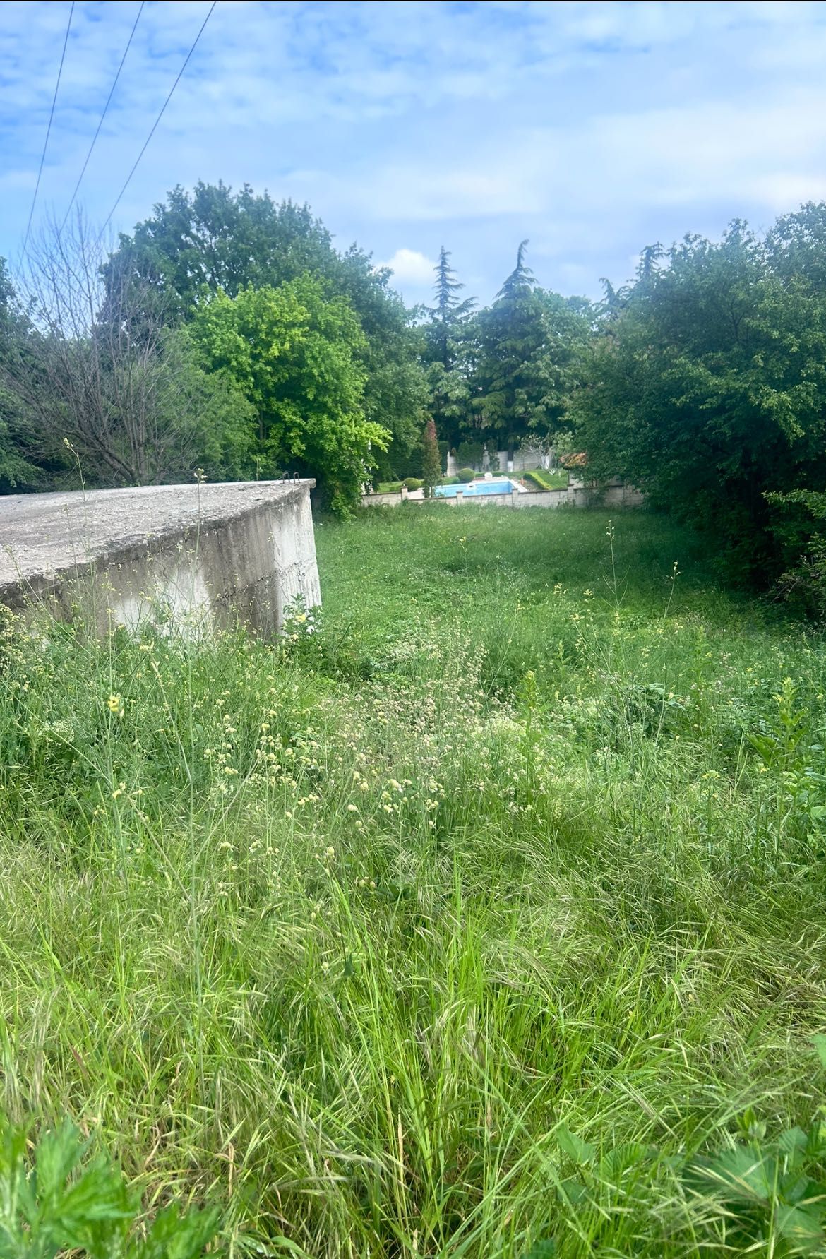 Място с постройка Манастирски Рид, близо до авт. спирка