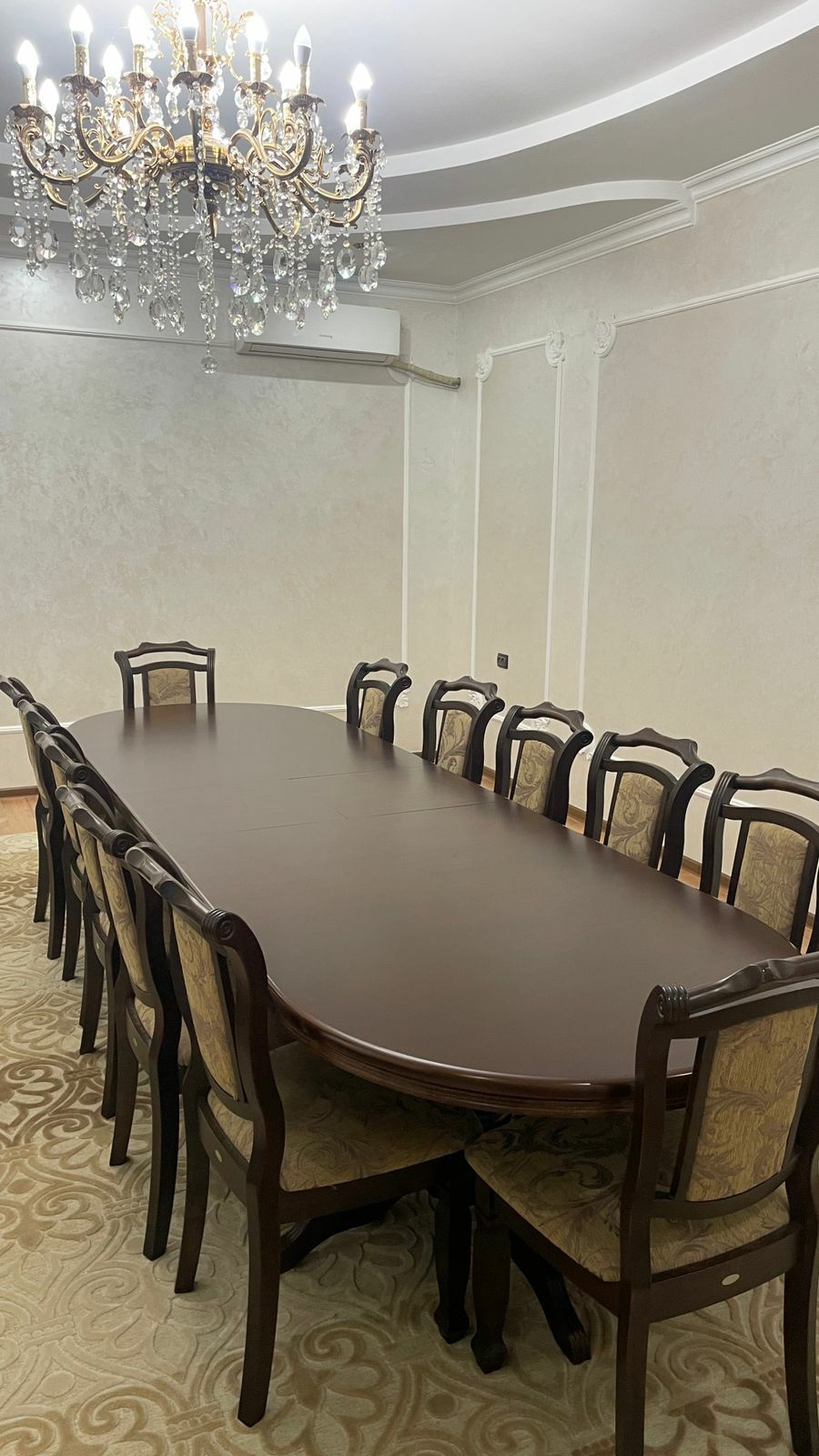 Стол стулья для гостей
