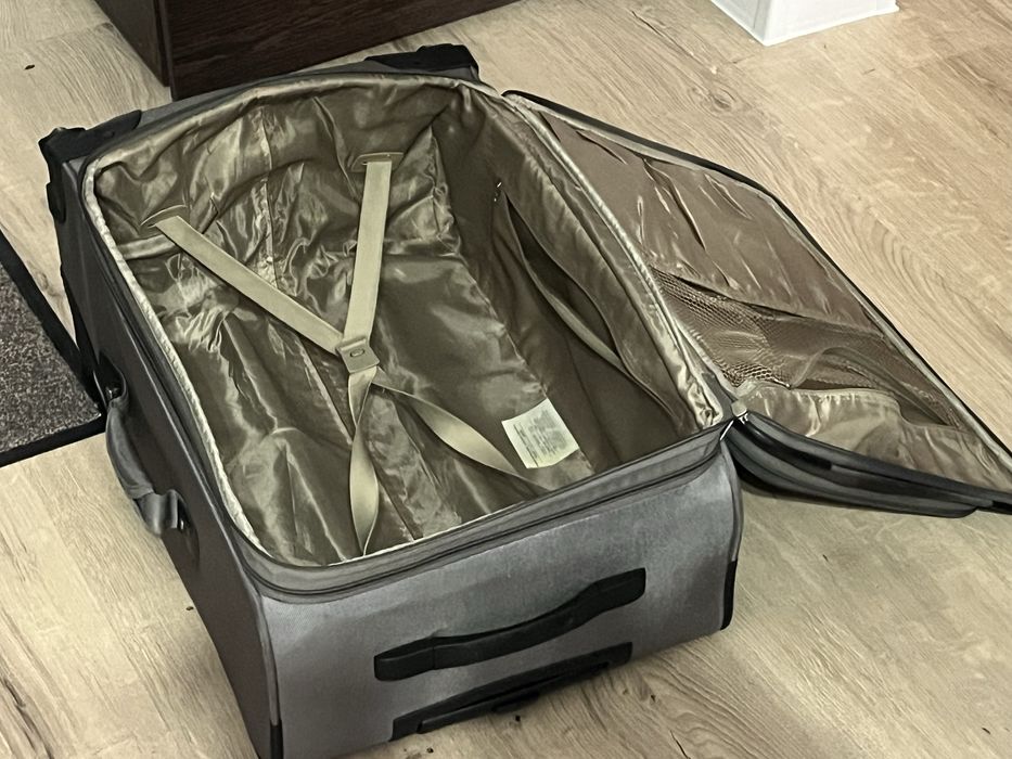 Vand valiza samsonite 4 roti