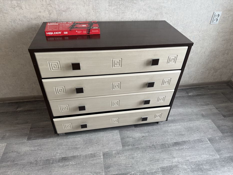 Продам спальный гарнитур, кровать, большой шкаф, тумба, туалетный стол