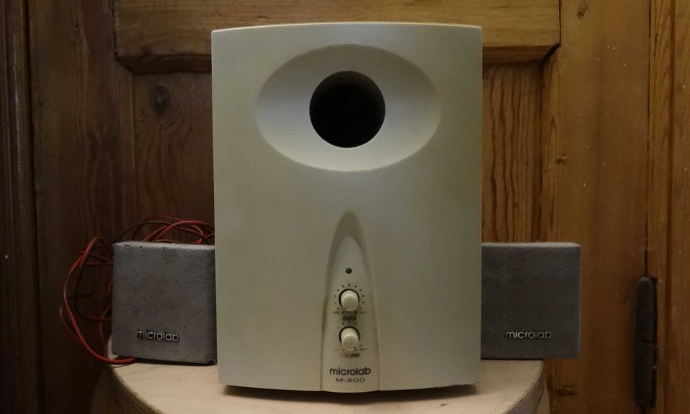 Microlab M-300. Сабвуфер и два сателлита в рабочем состоянии.