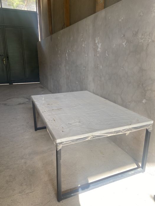 Полностью новый стол в стиле хай-тек, со склада, в пленке