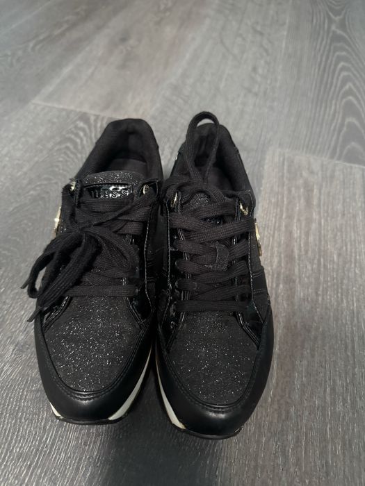 Adidași Guess – negri cu detalii aurii și sclipici, eleganți și comozi