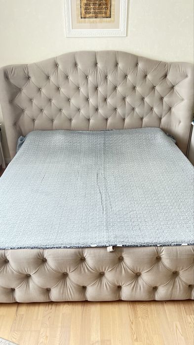 Продам большую двуспальную кровать 200×200 см с подъёмным механизмом.