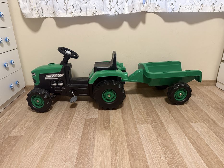 Детски трактор с педали и ремарке